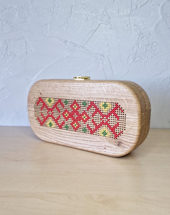 Ąžuolinė delninė "Tautinės juostos įkvėpimas"