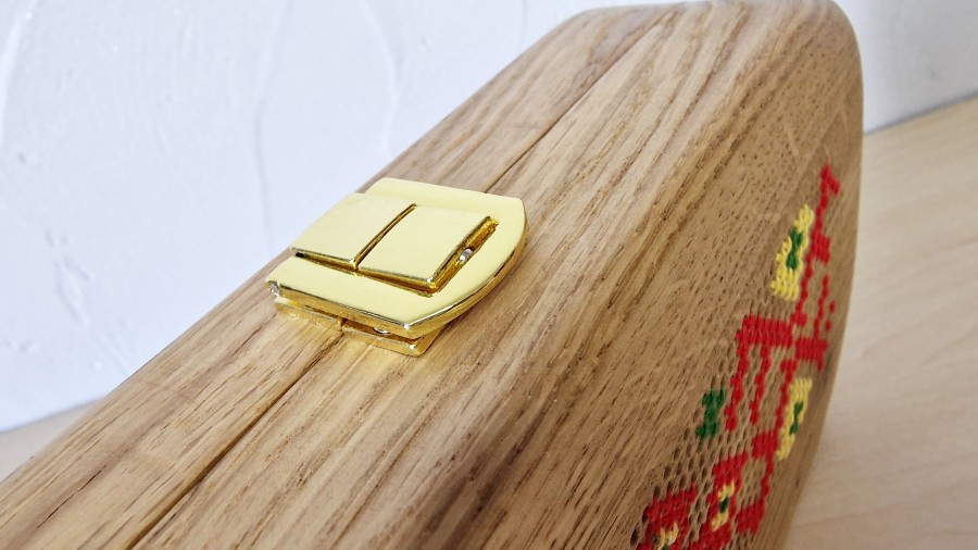 Ąžuolinė delninė "Tautinės juostos įkvėpimas"