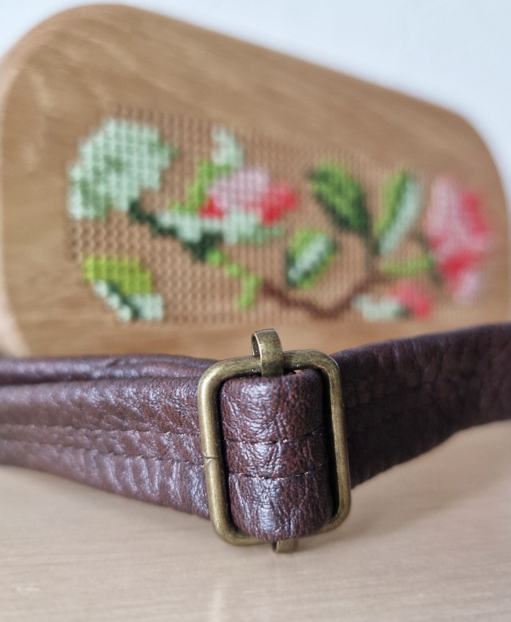 Ąžuolinė rankinė "Rožių istorija"