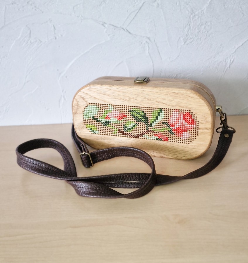 Ąžuolinė rankinė "Rožių istorija"