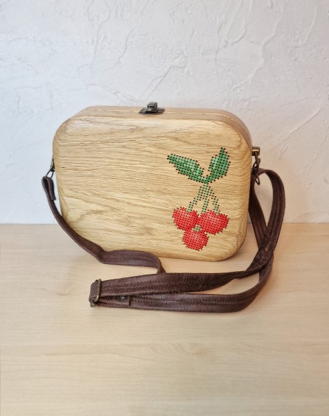 Ąžuolinė rankinė "Vyšnių elegancija"