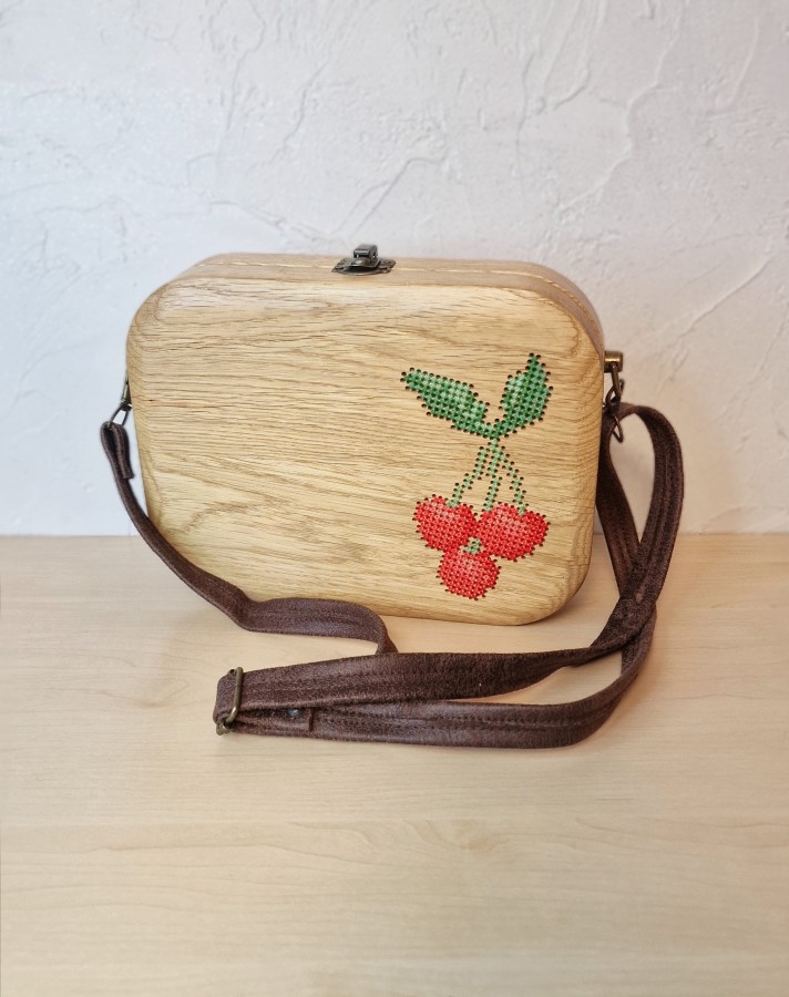Ąžuolinė rankinė "Vyšnių elegancija"