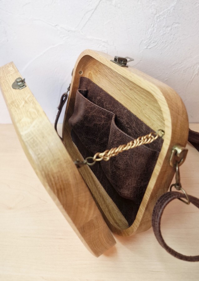 Ąžuolinė rankinė "Vyšnių elegancija"