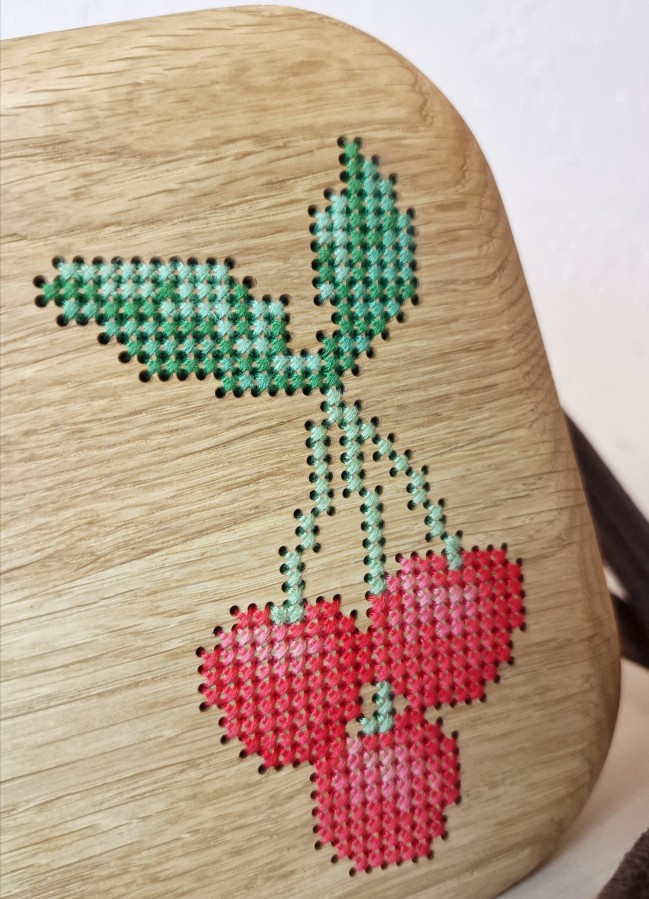 Ąžuolinė rankinė "Vyšnių elegancija"