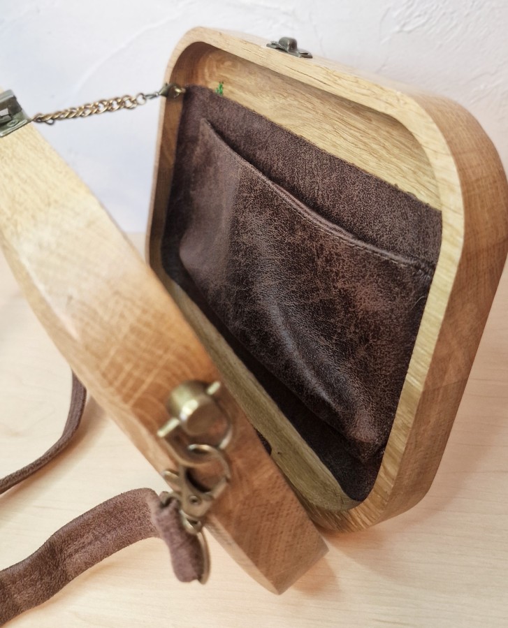 Ąžuolinė rankinė "Vyšnių elegancija"